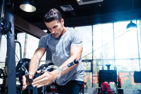 Ejercicio de hombre en gimnasio —  Fotos de Stock