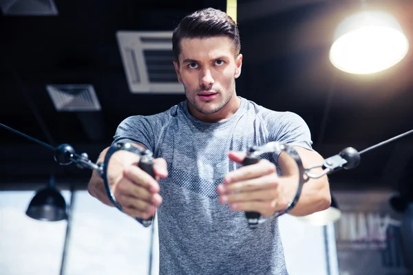 Adam egzersiz spor salonunda fitness makinedeki — Stok fotoğraf