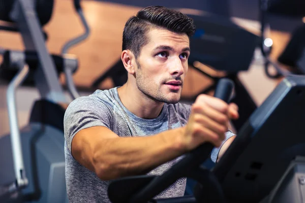 체육관에서 피트 니스 기계에 남자 운동 — 스톡 사진
