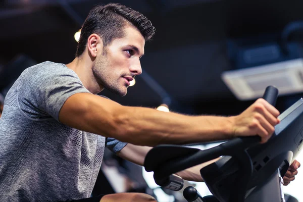 Man workout op een fitnesstoestel — Stockfoto