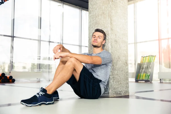 Uomo che riposa sul pavimento in palestra — Foto Stock