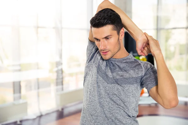 Fitness man opwarming van de aarde-up op gym — Stockfoto