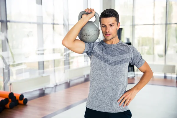 Fitness homem treino com bola de chaleira no ginásio — Fotografia de Stock