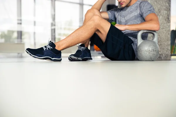 Mann sitzt im Fitnessstudio auf dem Boden — Stockfoto