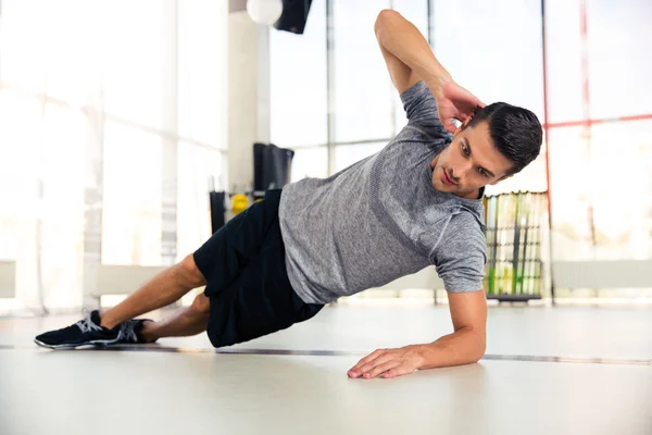 Man gör side plank på gym — Stockfoto