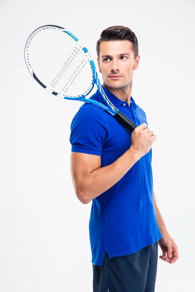 Hombre pensativo en ropa deportiva y raqueta de tenis mirando hacia otro lado — Foto de Stock