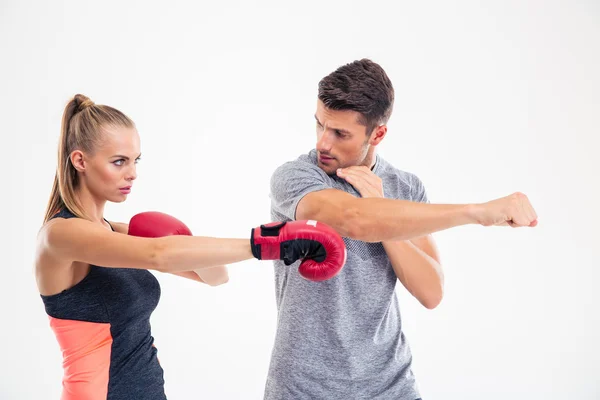 Retrato de una mujer entrenando boxeo con entrenador — Foto de Stock