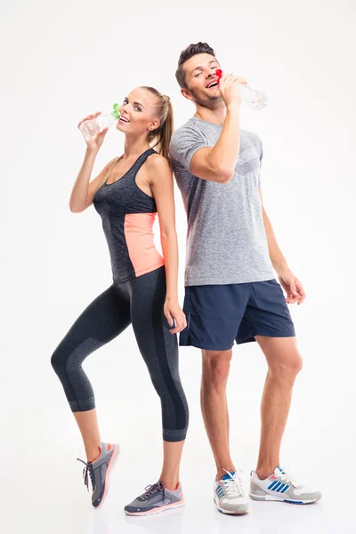 Retrato completo de una pareja bebiendo agua — Foto de Stock