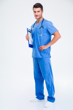 Mutlu bir erkek doktor tam uzunlukta portresi