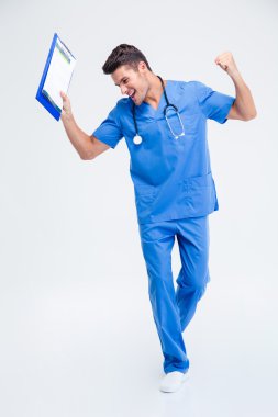 Neşeli erkek doktor başarısını kutluyor