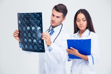 Erkek doktor beyin x-ray resmine bakarak