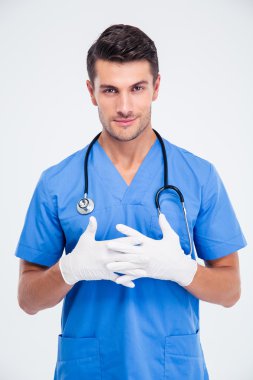 Medikal Ürünler ayakta gülümseyen erkek doktor