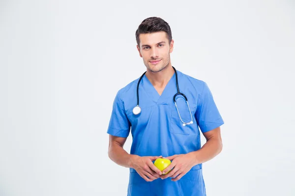 Portret przystojny lekarz mężczyzna trzyma jabłko — Zdjęcie stockowe
