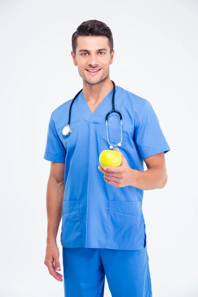 Portret van een glimlachende mannelijke arts bedrijf apple ik — Stockfoto