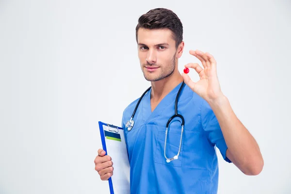 Porträt eines männlichen Arztes mit Tablette — Stockfoto