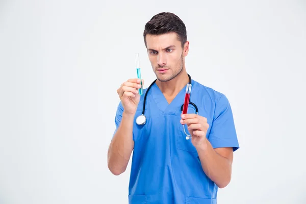 Retrato de um médico masculino com tubo de ensaio — Fotografia de Stock