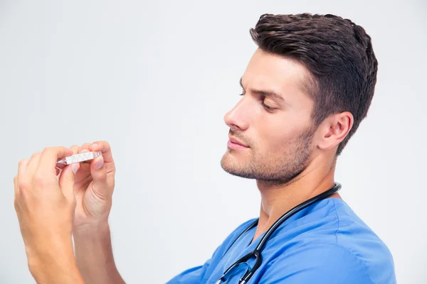 Medico maschio che guarda sul termometro — Foto Stock