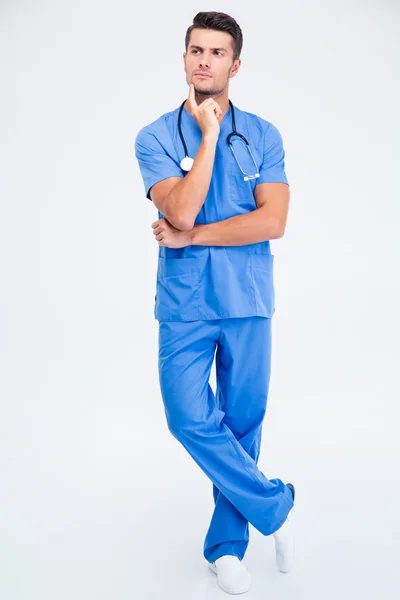 Retrato de comprimento total de um médico masculino pensativo — Fotografia de Stock