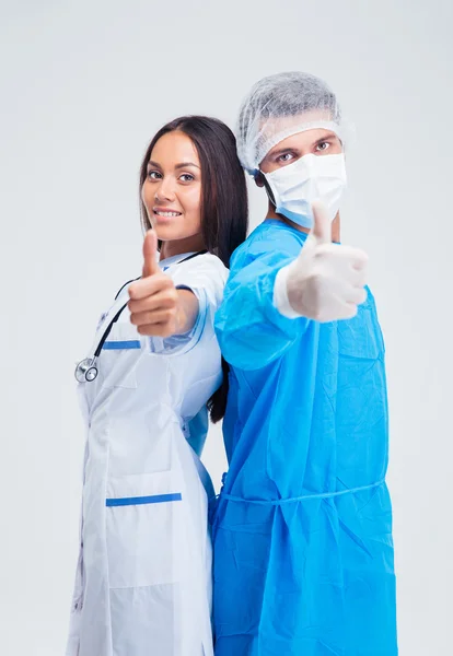 Retrato de dos trabajadores médicos mostrando pulgares hacia arriba —  Fotos de Stock