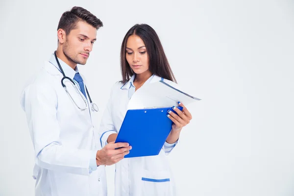 Retrato de dos trabajadores médicos mirando el portapapeles —  Fotos de Stock