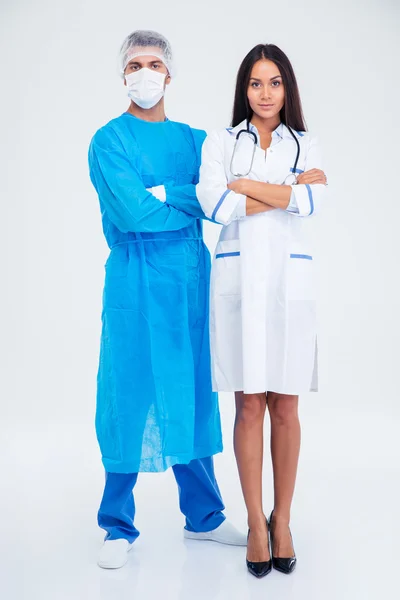 Retrato de cuerpo entero de dos trabajadores médicos —  Fotos de Stock