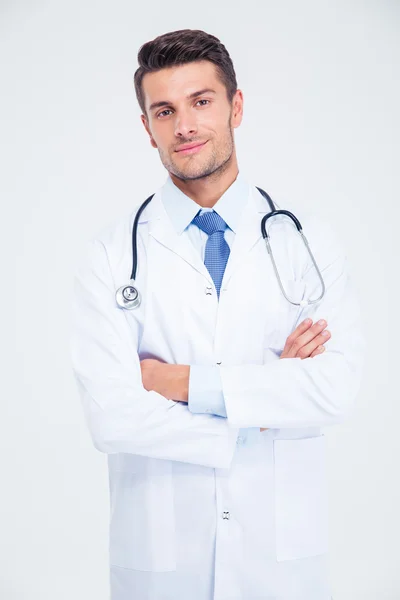 Médico masculino de pé com os braços dobrados — Fotografia de Stock