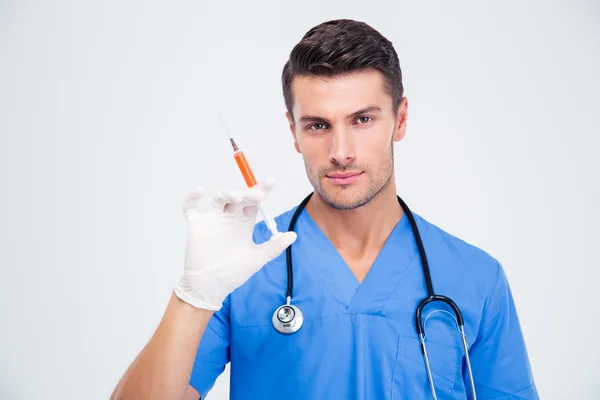 Retrato de um belo médico masculino segurando seringa — Fotografia de Stock