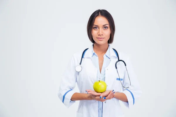 Retrato de encantadora doctora sosteniendo manzana —  Fotos de Stock