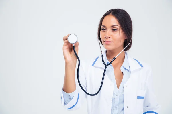 Portrét ženského lékaře drží stetoskop — Stock fotografie
