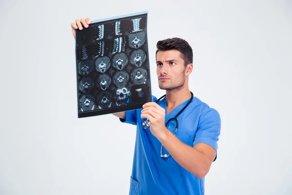 Manliga läkare titta på röntgen bild av hjärnan — Stockfoto