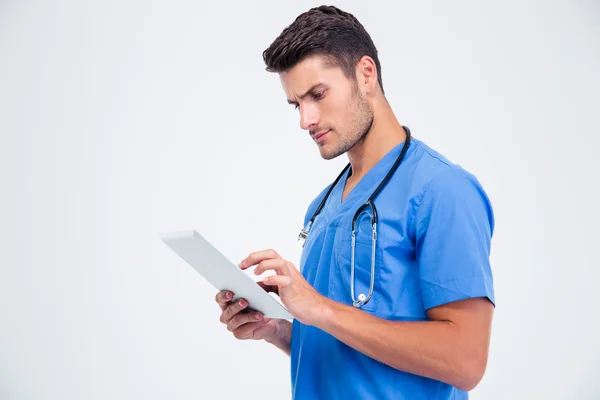 Médico masculino usando computador tablet — Fotografia de Stock