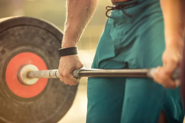 Männertraining mit Langhantel — Stockfoto