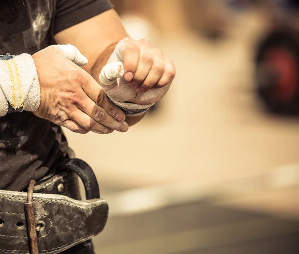 Mann reibt sich die Hand mit Kreide — Stockfoto