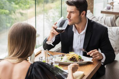 Restoranda şarap içen çift