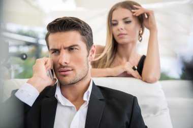 Restoranda açık havada telefonda konuşan adam