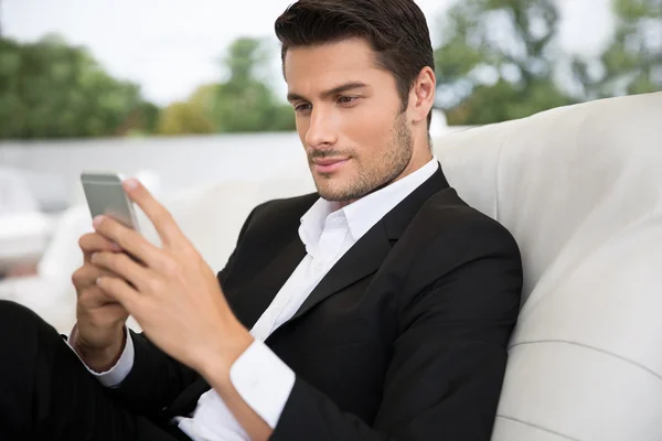 英俊的男人，使用智能手机的肖像 — 图库照片