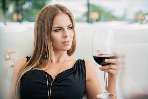 Γυναίκα πόσιμο κόκκινο κρασί στο εστιατόριο — Φωτογραφία Αρχείου