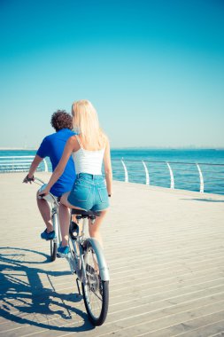 ?bir ve kadın tandem bisiklet sürme