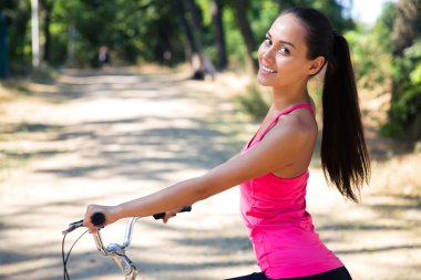 Kadın parkta bisiklet sürme