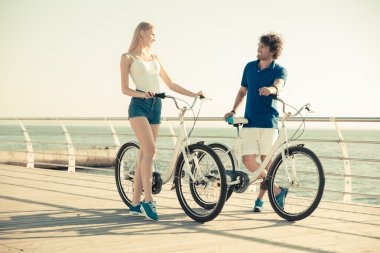 Kadın ve adam açık havada Bisiklet konuşmaya