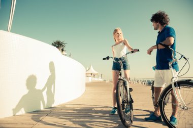 Erkek ve kadın açık havada bisiklet ile