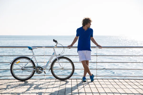 Hombre guapo con bicicleta descansando al aire libre —  Fotos de Stock