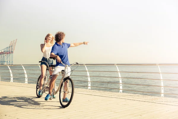 İki kişilik bisiklet açık havada üzerinde sürme Çift — Stok fotoğraf
