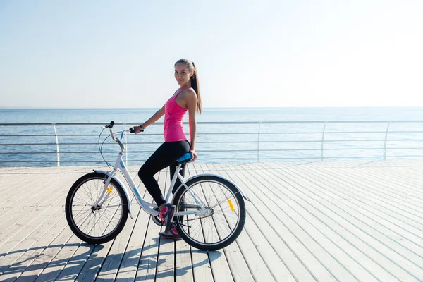 アウトドア自転車の女性 — ストック写真
