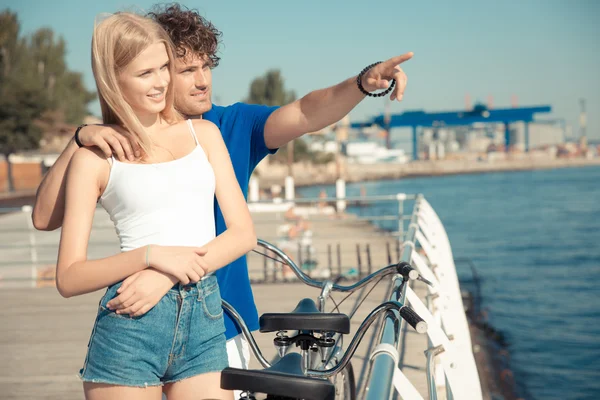 Hombre mostrando algo a su novia al aire libre —  Fotos de Stock