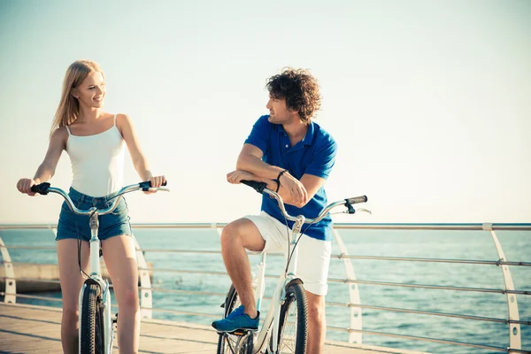 Frau und Mann auf dem Fahrrad unterhalten sich im Freien — Stockfoto