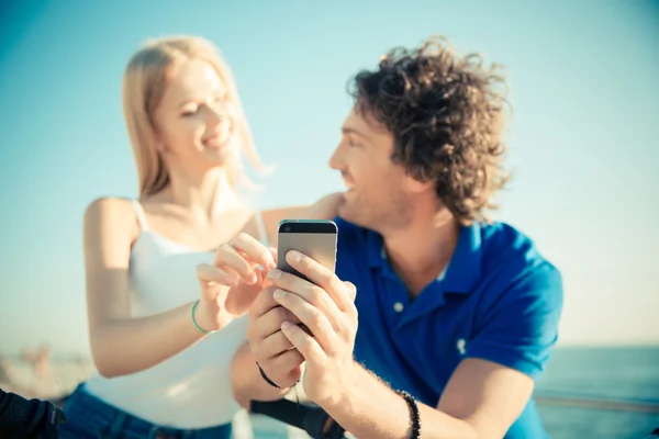 Sorrindo casal usando smartphone — Fotografia de Stock