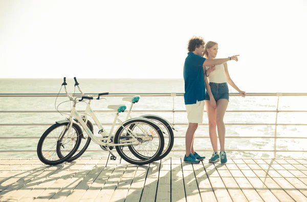 Mann und Frau reden im Freien — Stockfoto