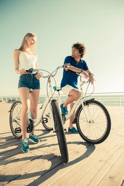 Uomo e donna in bicicletta all'aperto — Foto Stock