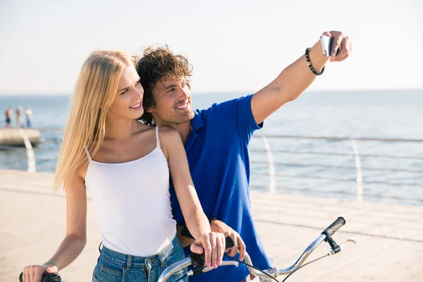 Άνδρα και γυναίκας καθιστώντας selfie φωτογραφία στο smartphone — Φωτογραφία Αρχείου